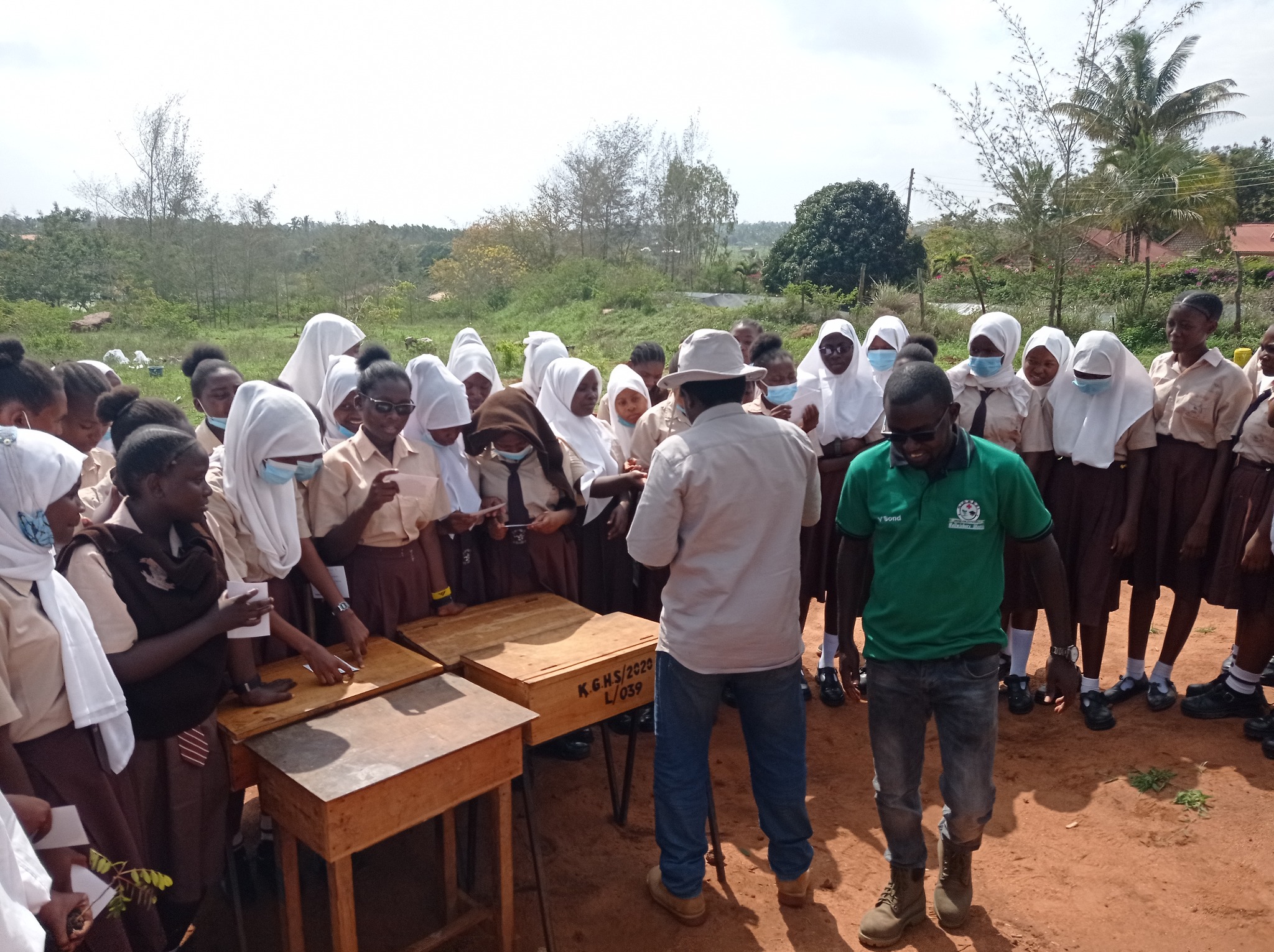 Schülerinnen und Schüler bei einer gemeinsamen praktischen Aktivität in Kwale, Kenia